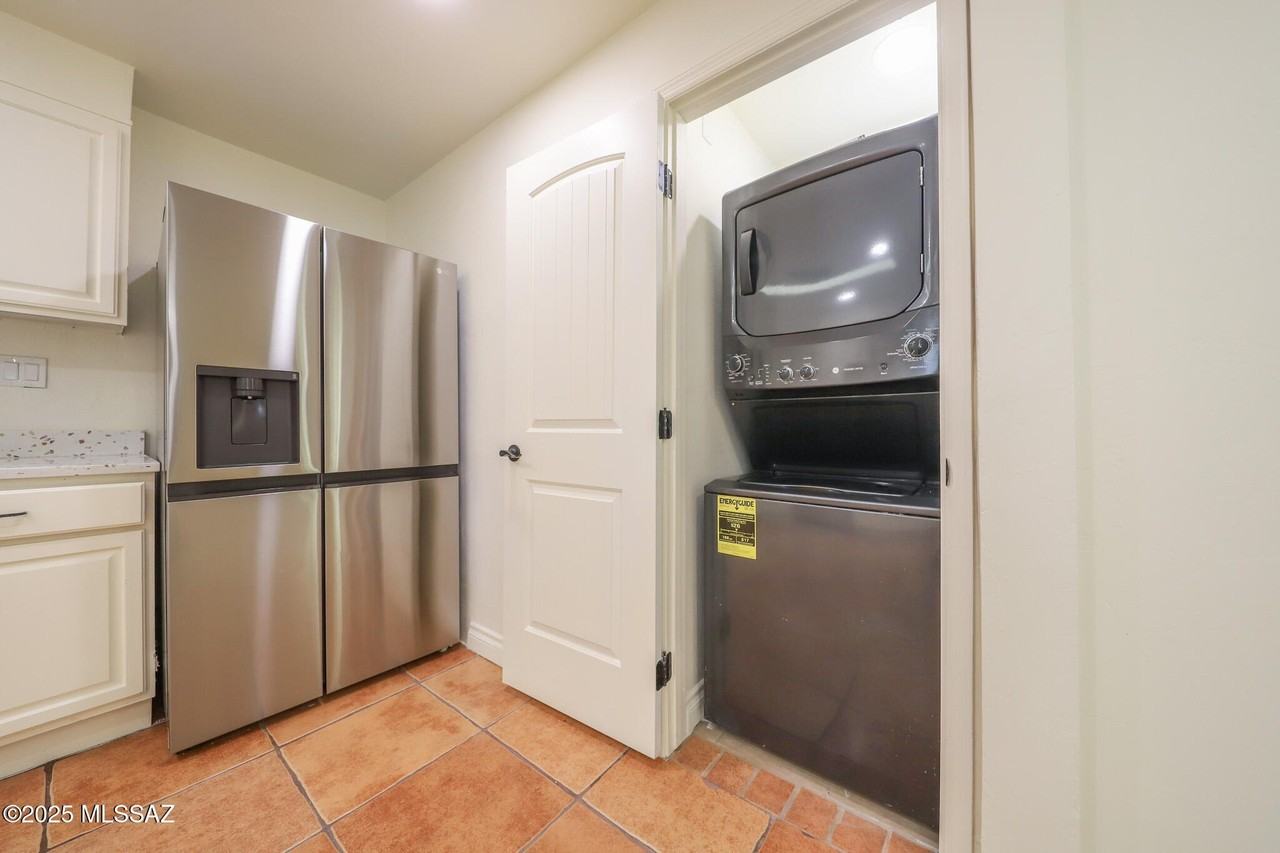 1654 N Rosemont Blvd #1 - Photo 5 of 15