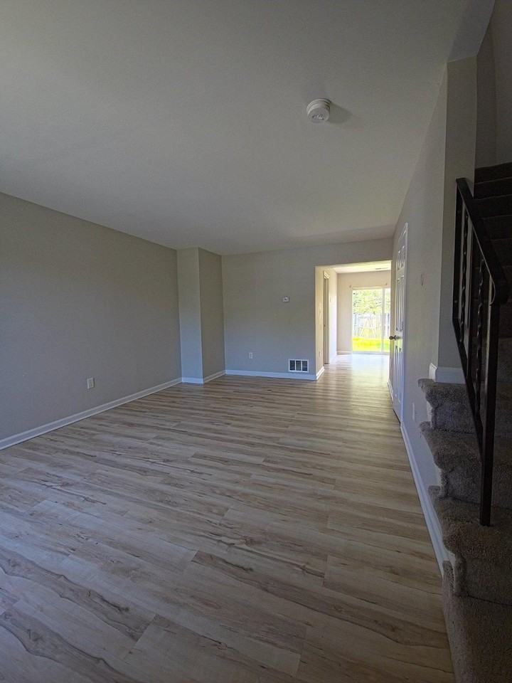 546 Wellington Ct - Photo 2 of 15