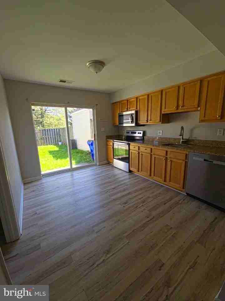 546 Wellington Ct - Photo 3 of 15