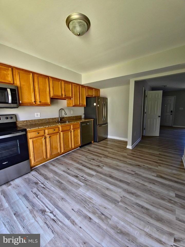 546 Wellington Ct - Photo 4 of 15