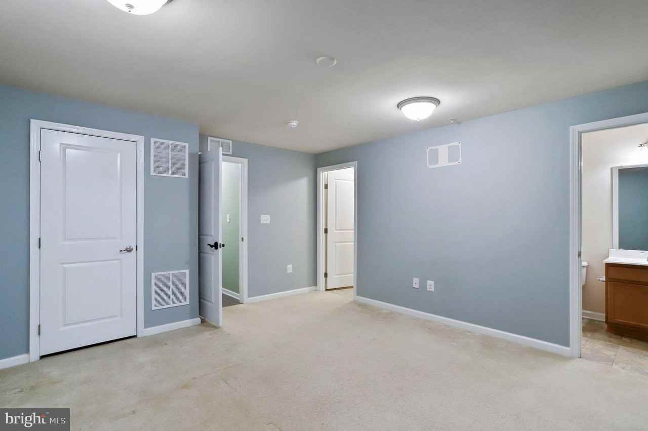 8079 Locust Mill St - Photo 5 of 37