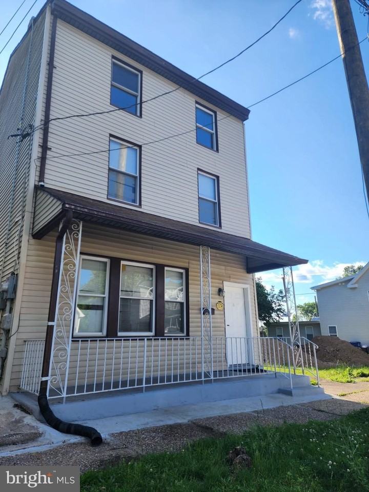 211 Broad St - Photo 2 of 18