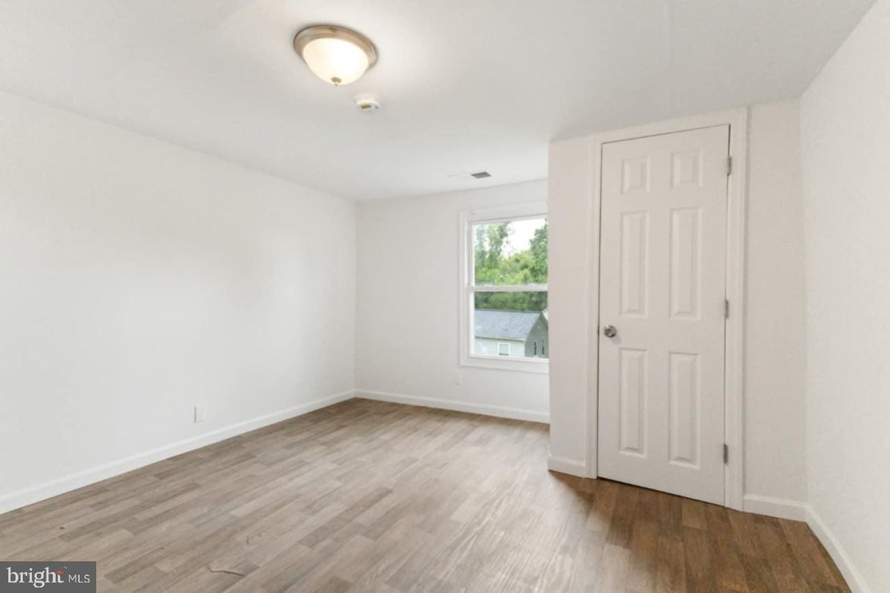 211 Broad St - Photo 3 of 18