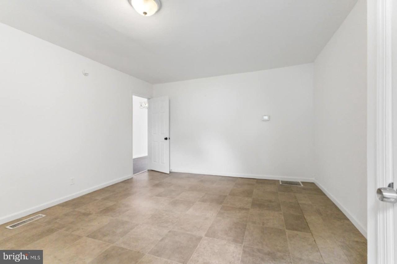 211 Broad St - Photo 4 of 18