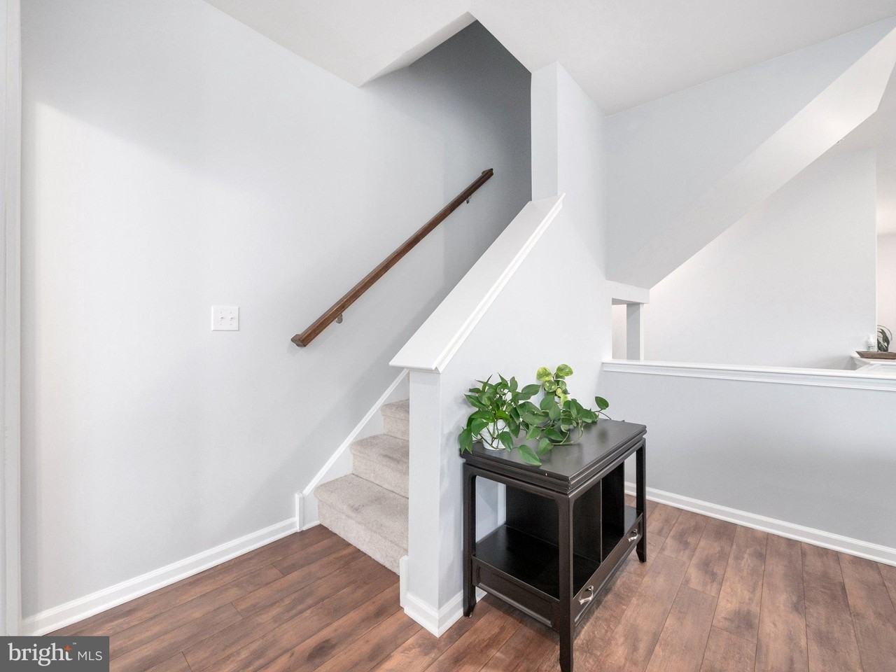 131 Edgewater Ct - Photo 3 of 36