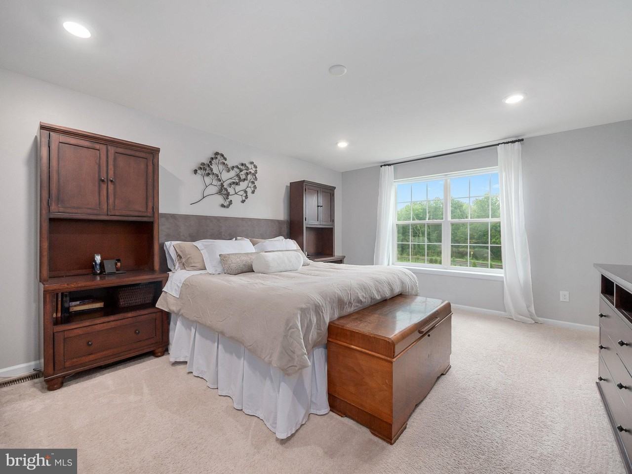 131 Edgewater Ct - Photo 6 of 36