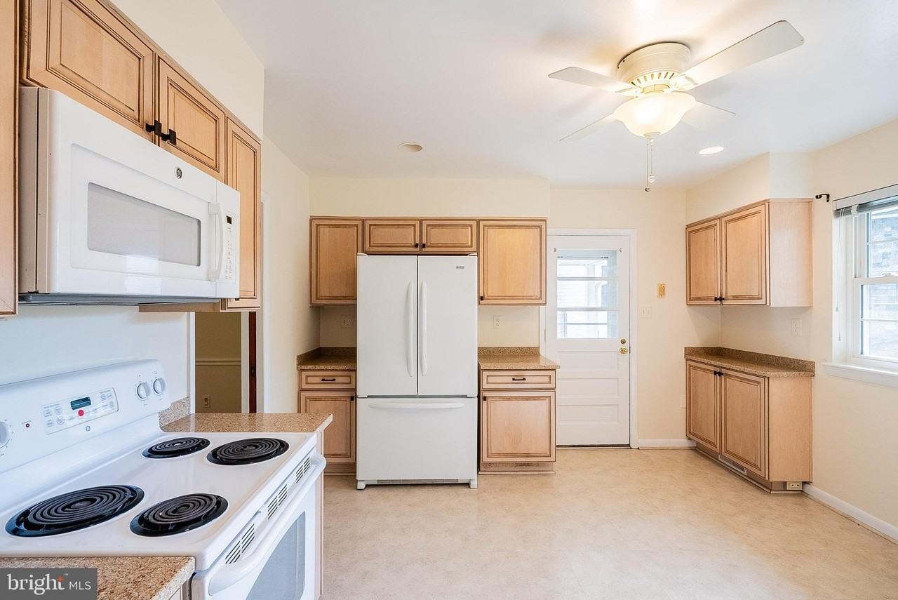 6608 Fairlawn Dr - Photo 5 of 32