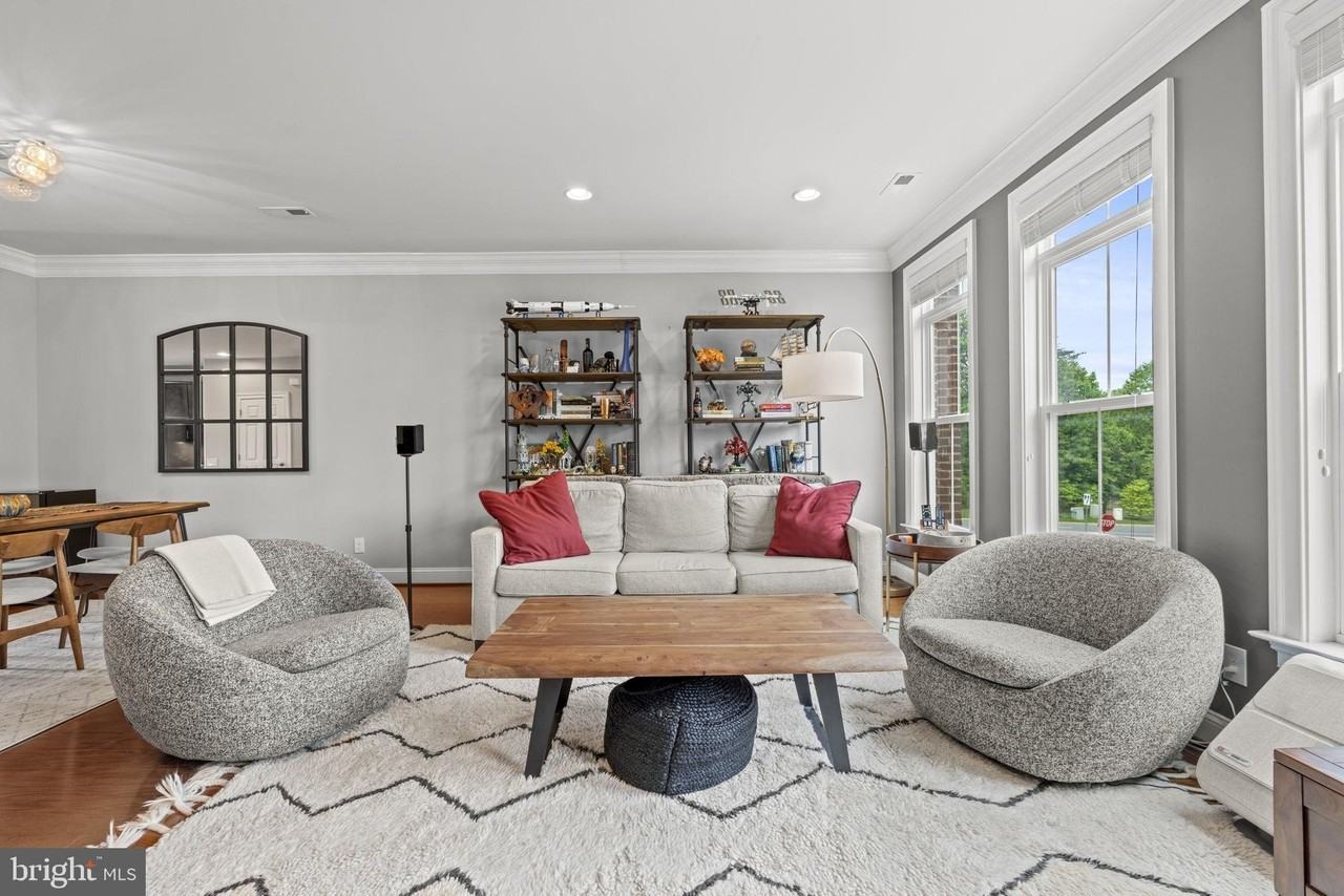 9618 Stockwell Ln - Photo 7 of 41