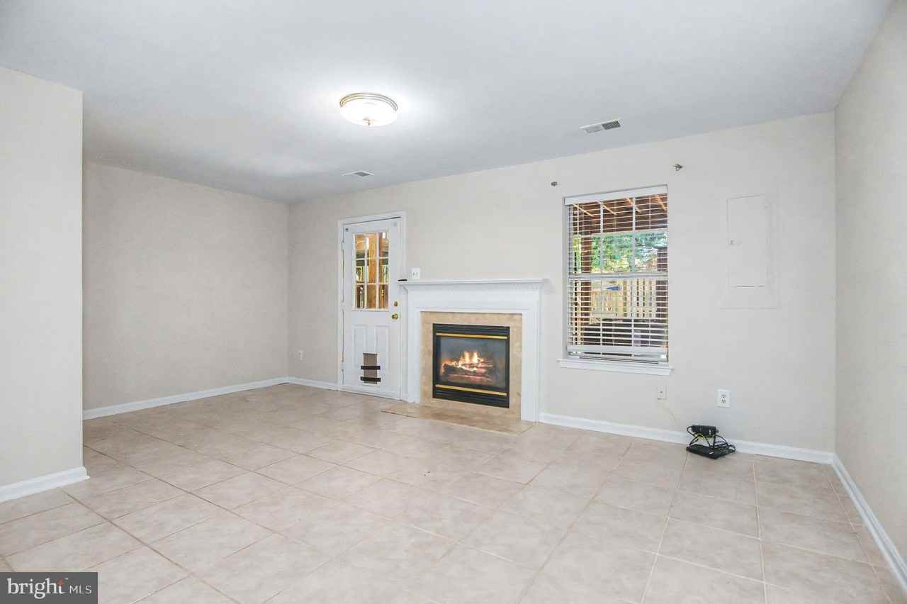 45527 Grand Central Sq - Photo 2 of 33