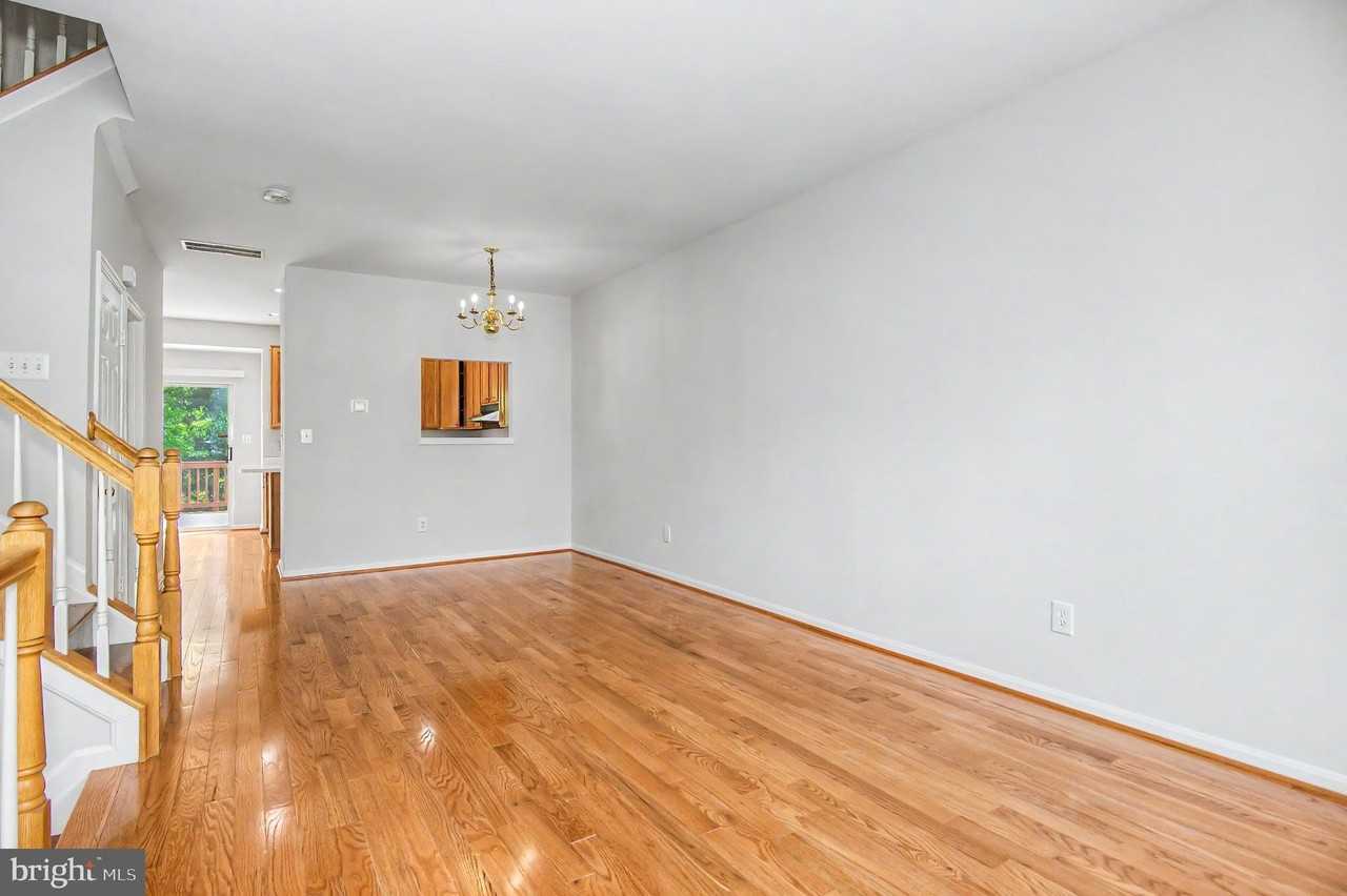 45527 Grand Central Sq - Photo 4 of 33