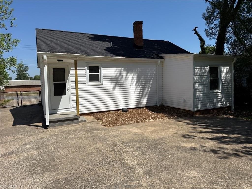 1112 Marne St - Photo 4 of 13