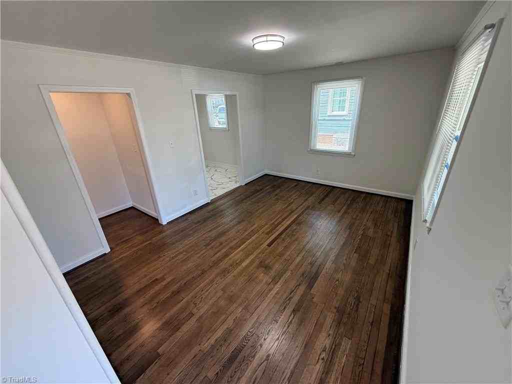 1112 Marne St - Photo 5 of 13