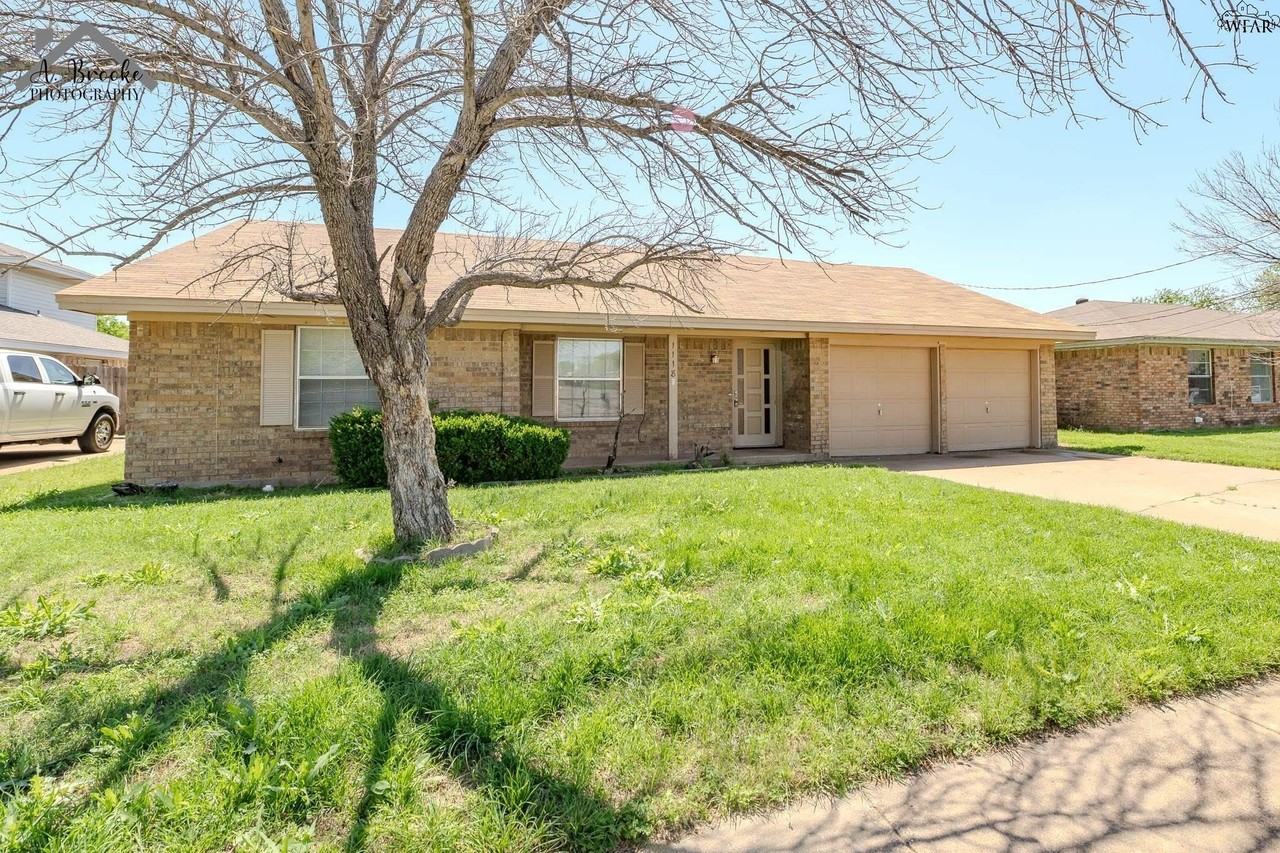 1118 Crescent Ln - Photo 2 of 33