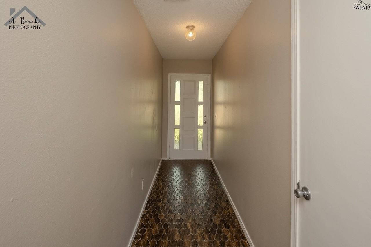 1118 Crescent Ln - Photo 4 of 33