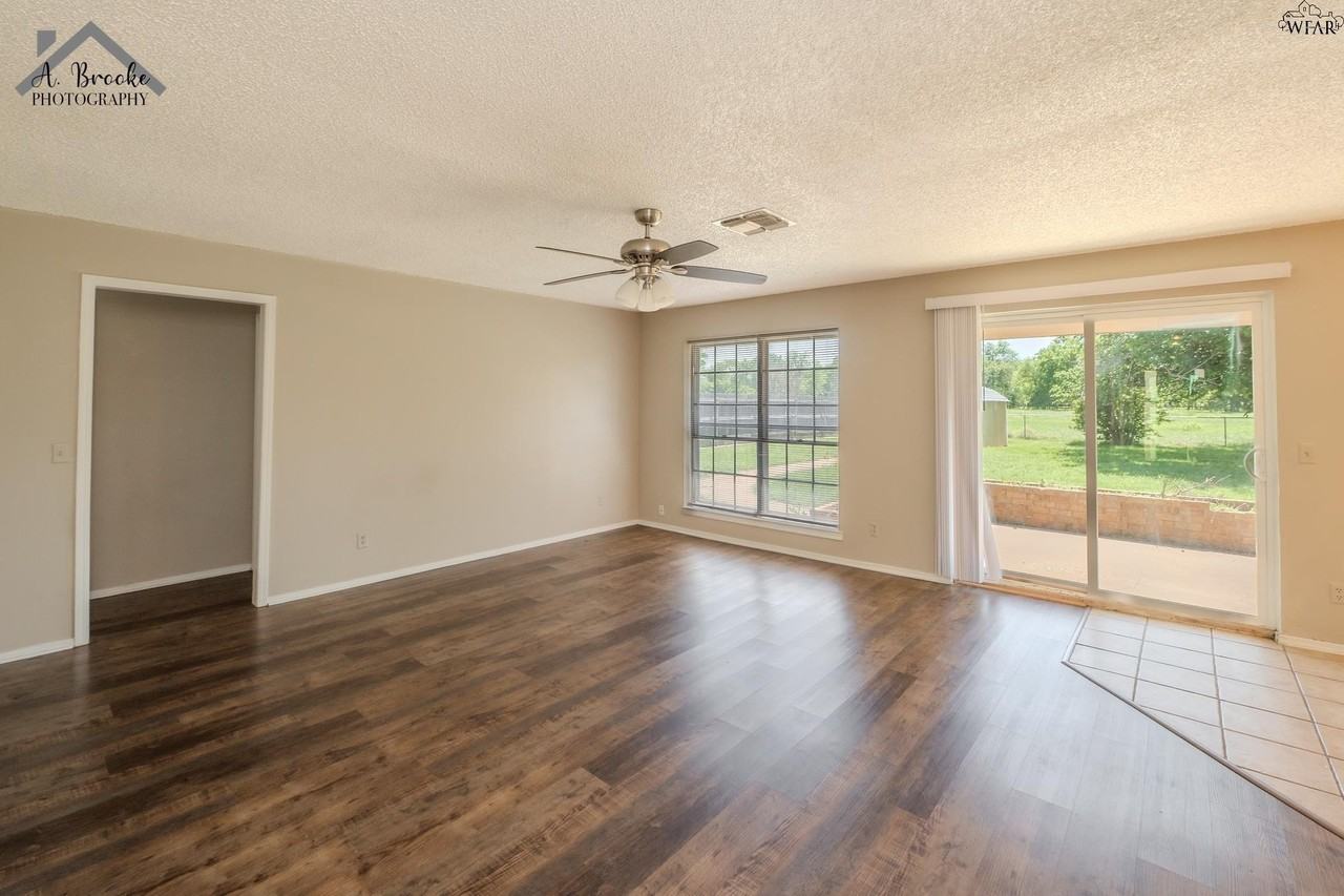 1118 Crescent Ln - Photo 5 of 33