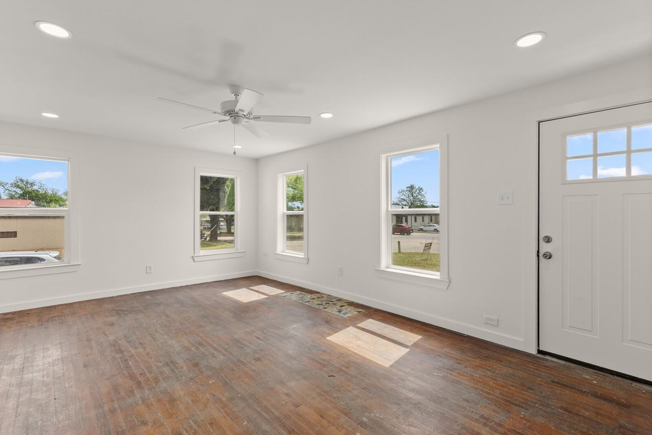 2401 Columbus Ave #A - Photo 3 of 10