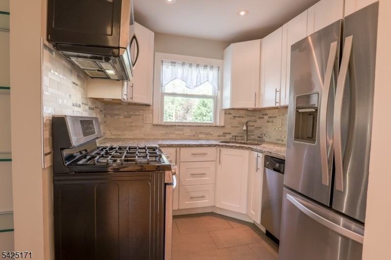 210 Walnut St - Photo 7 of 24