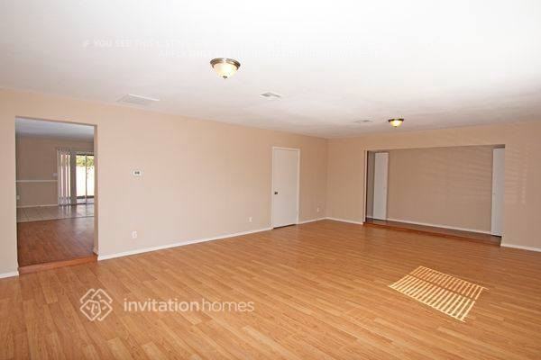 3132 W Surrey Ave - Photo 4 of 23