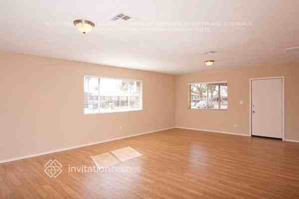 3132 W Surrey Ave - Photo 5 of 23