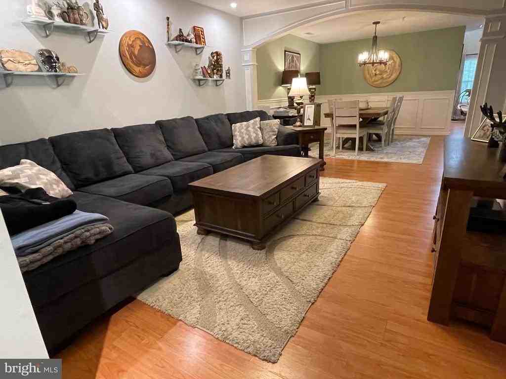 404 Summerhill Ct - Photo 3 of 36