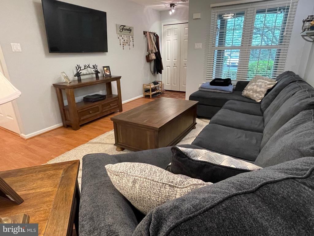 404 Summerhill Ct - Photo 5 of 36