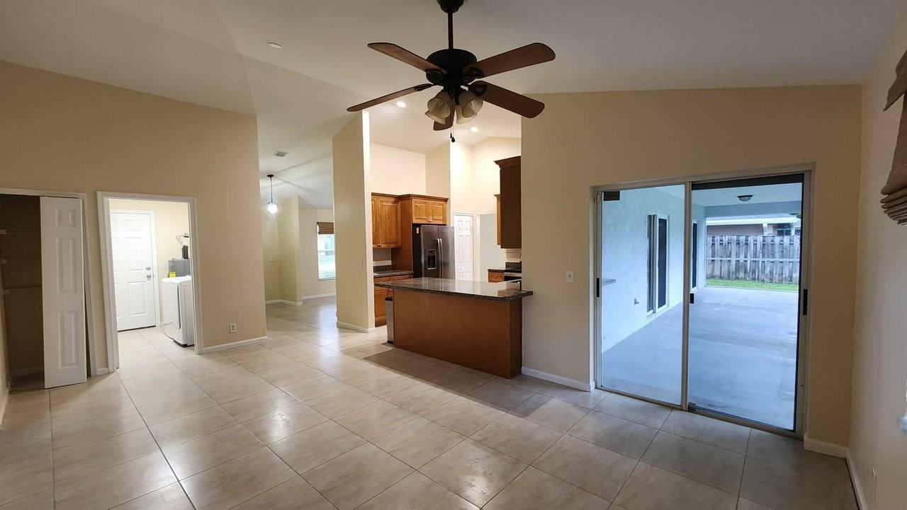 1262 Primrose Ln - Photo 2 of 12
