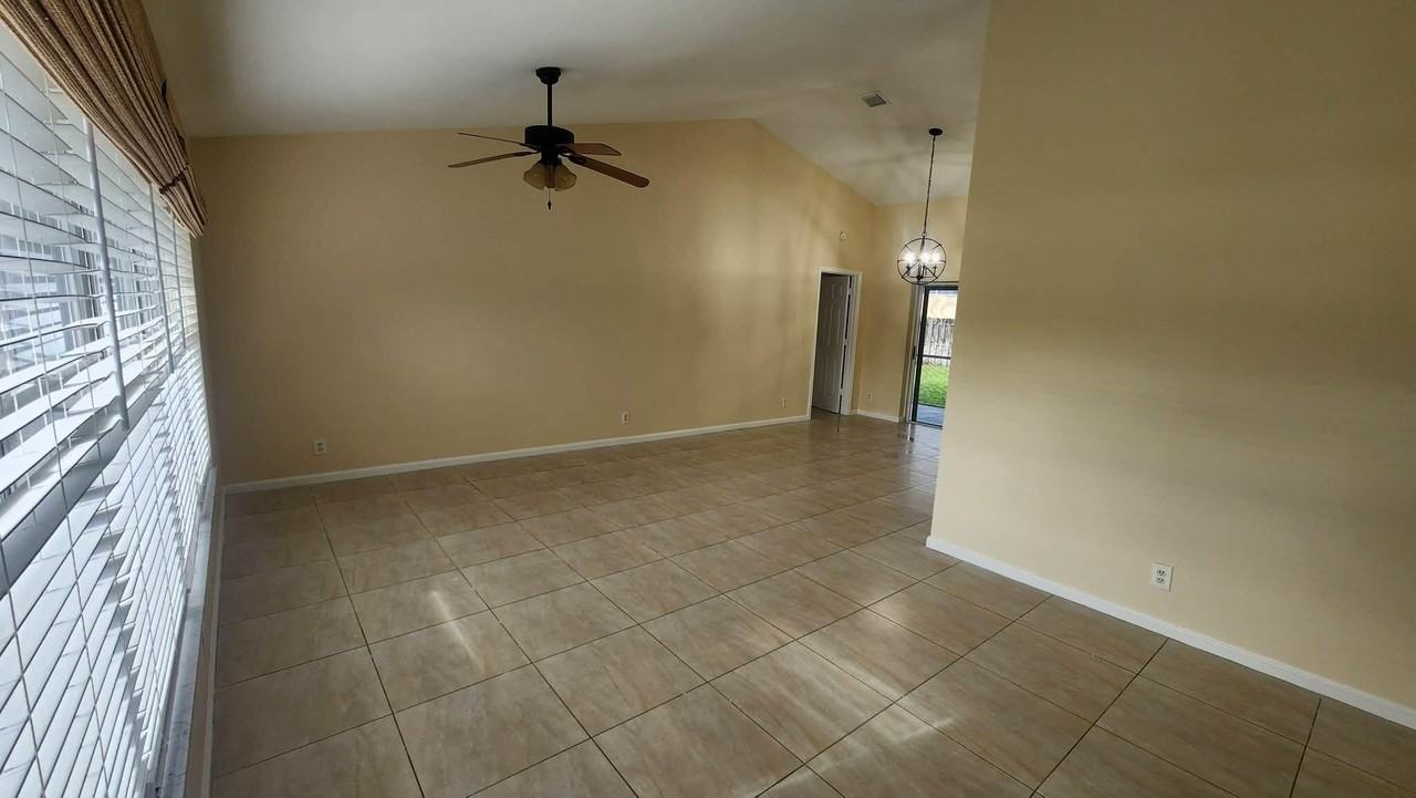 1262 Primrose Ln - Photo 3 of 12