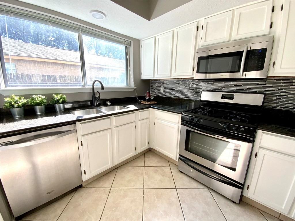 1139 W Brompton Dr - Photo 5 of 7