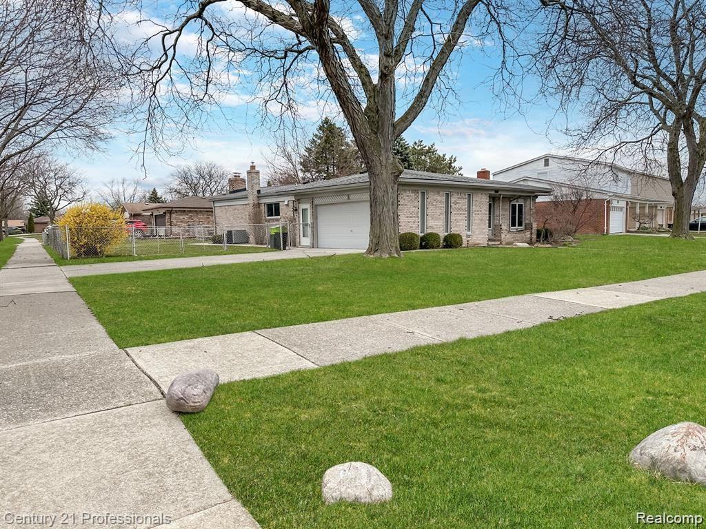 3007 Warrington Dr - Photo 2 of 36