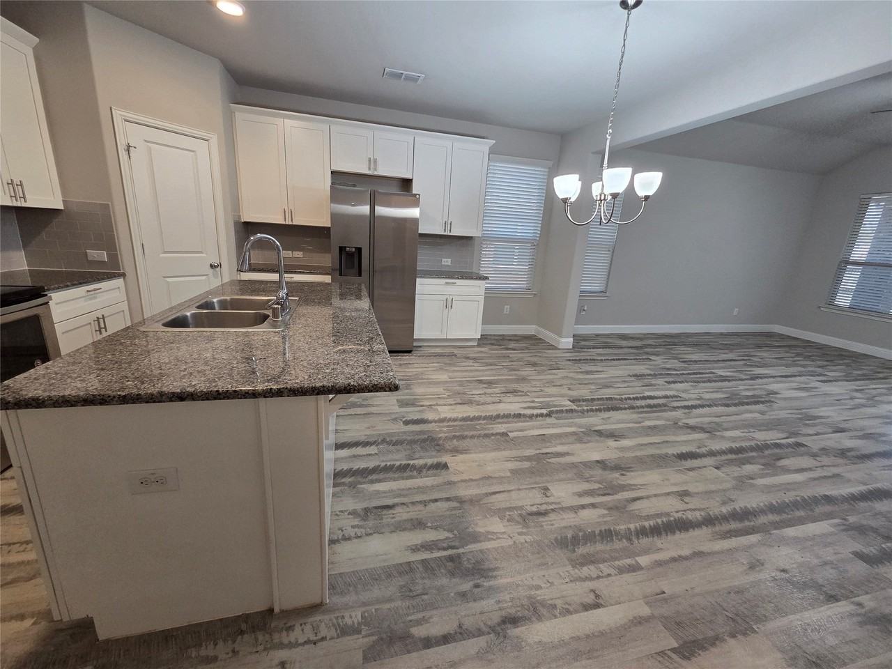 2620 Empire St - Photo 3 of 19