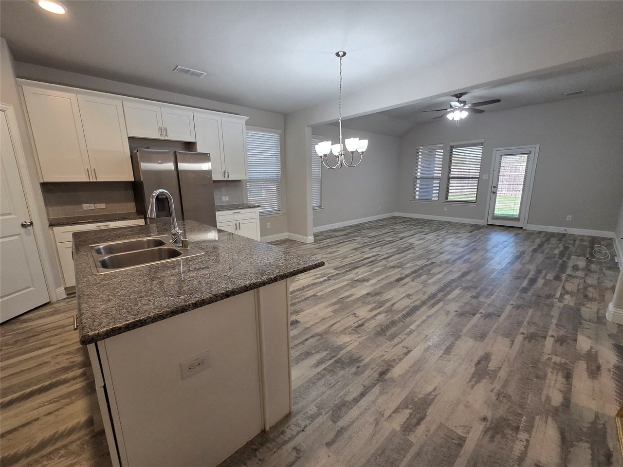 2620 Empire St - Photo 4 of 19
