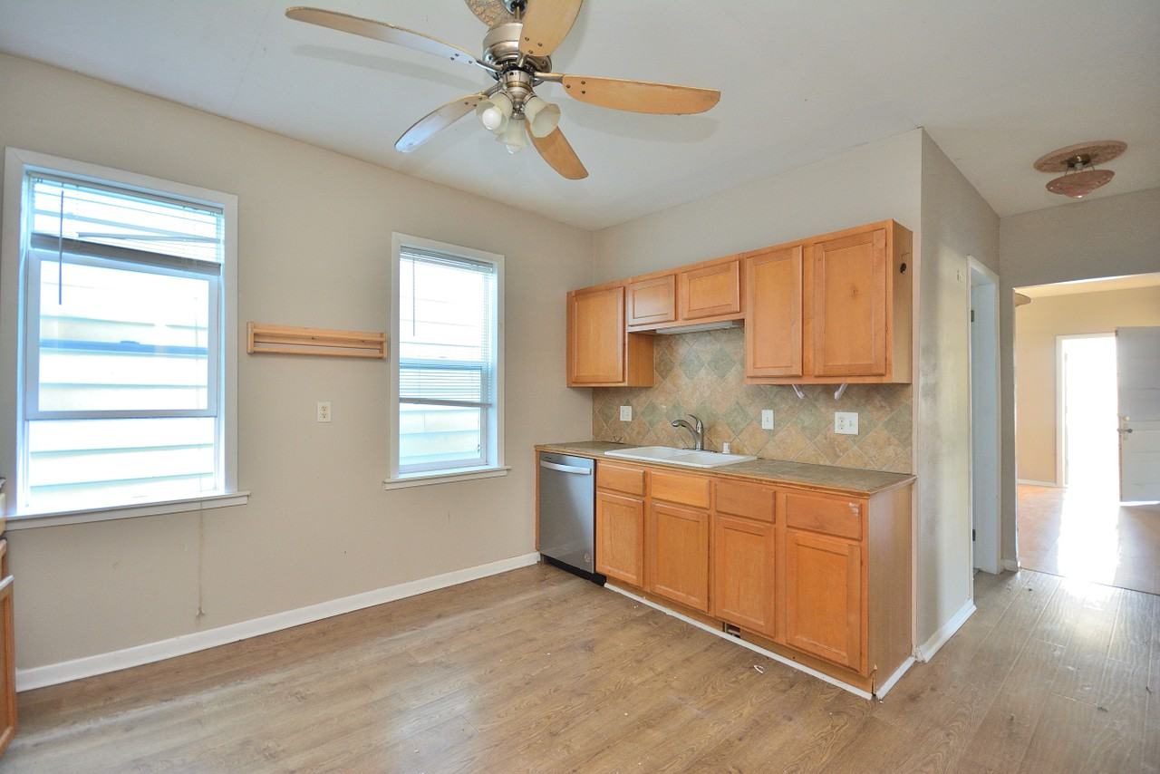 818 E Brady St #820 - Photo 5 of 16