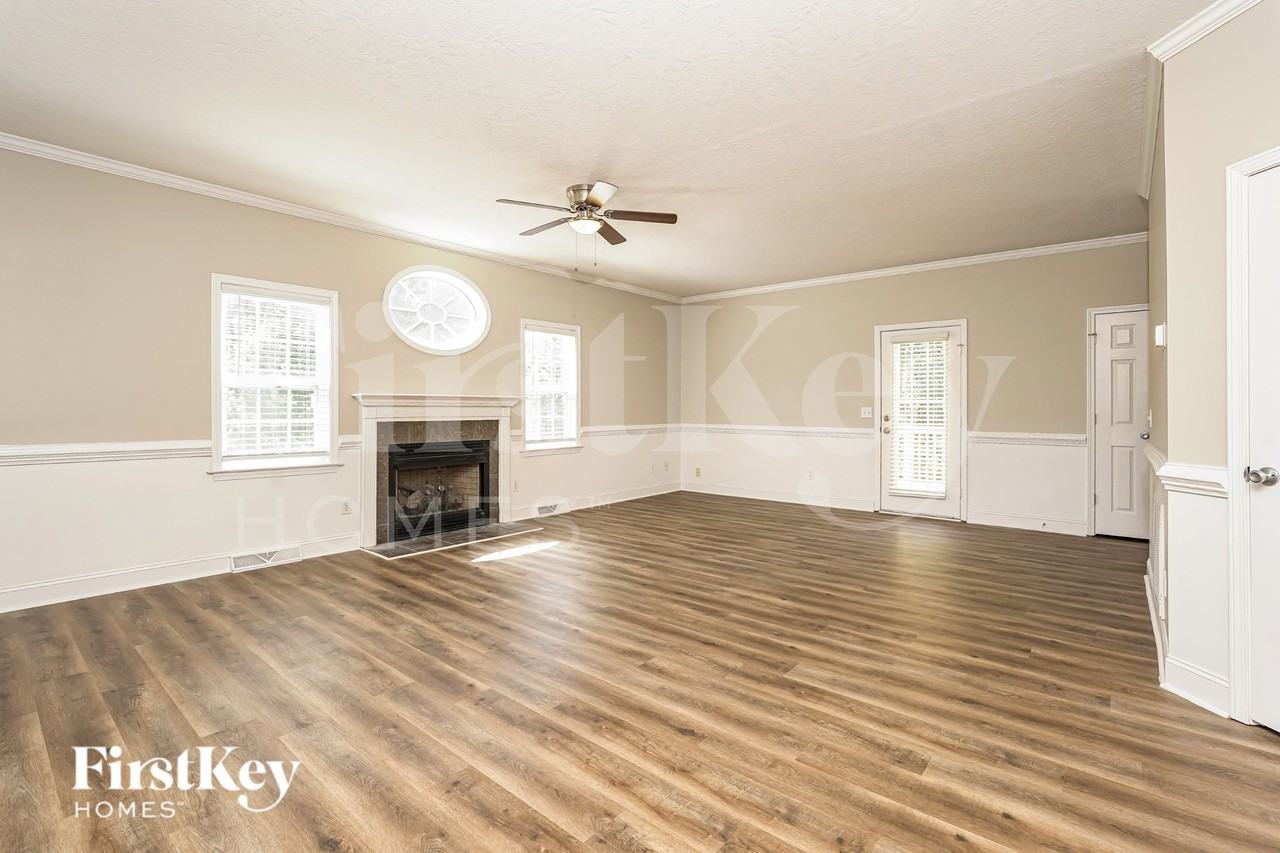 113 Longwood Dr - Photo 2 of 19