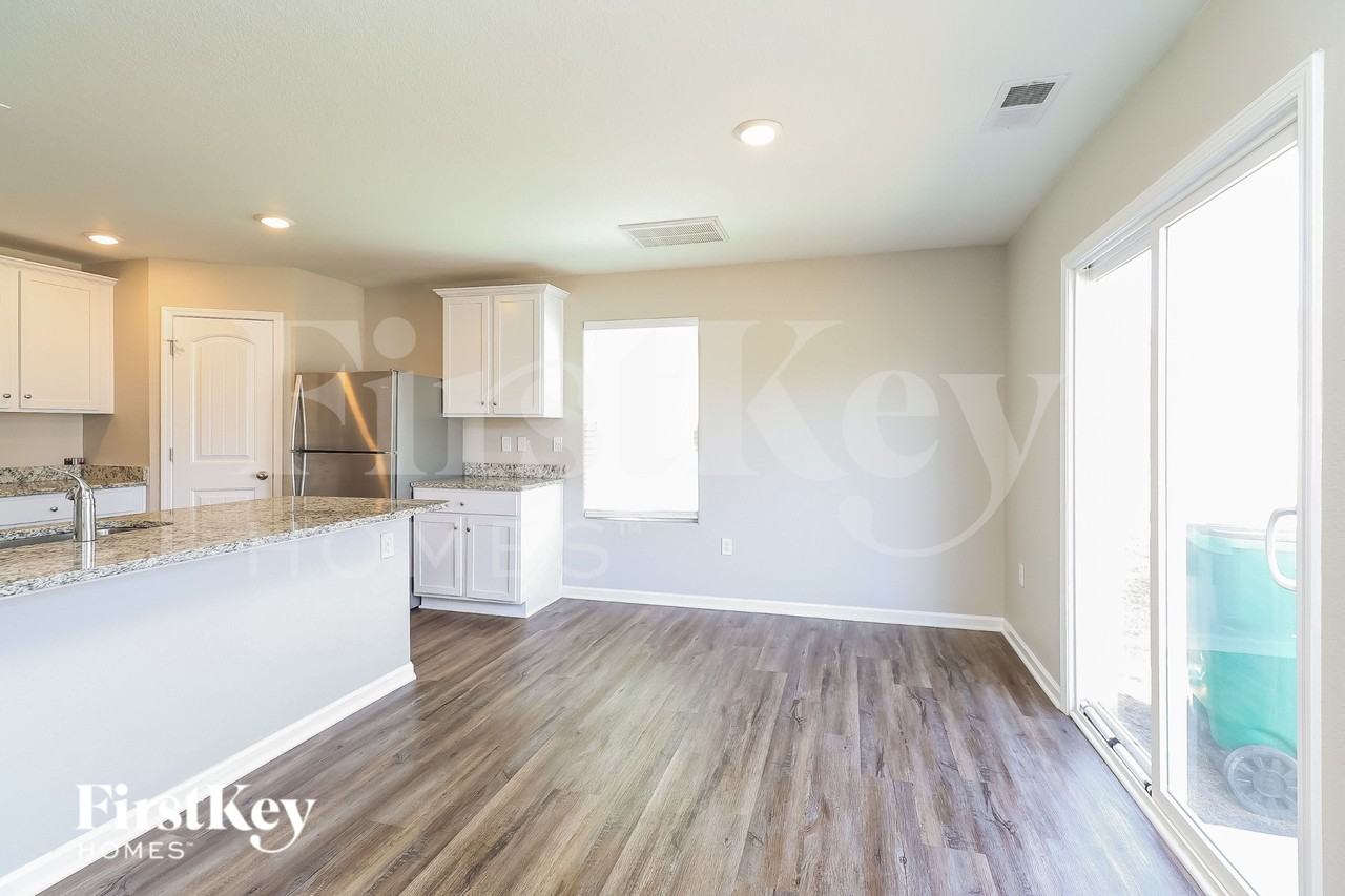 708 Hawley St - Photo 6 of 19