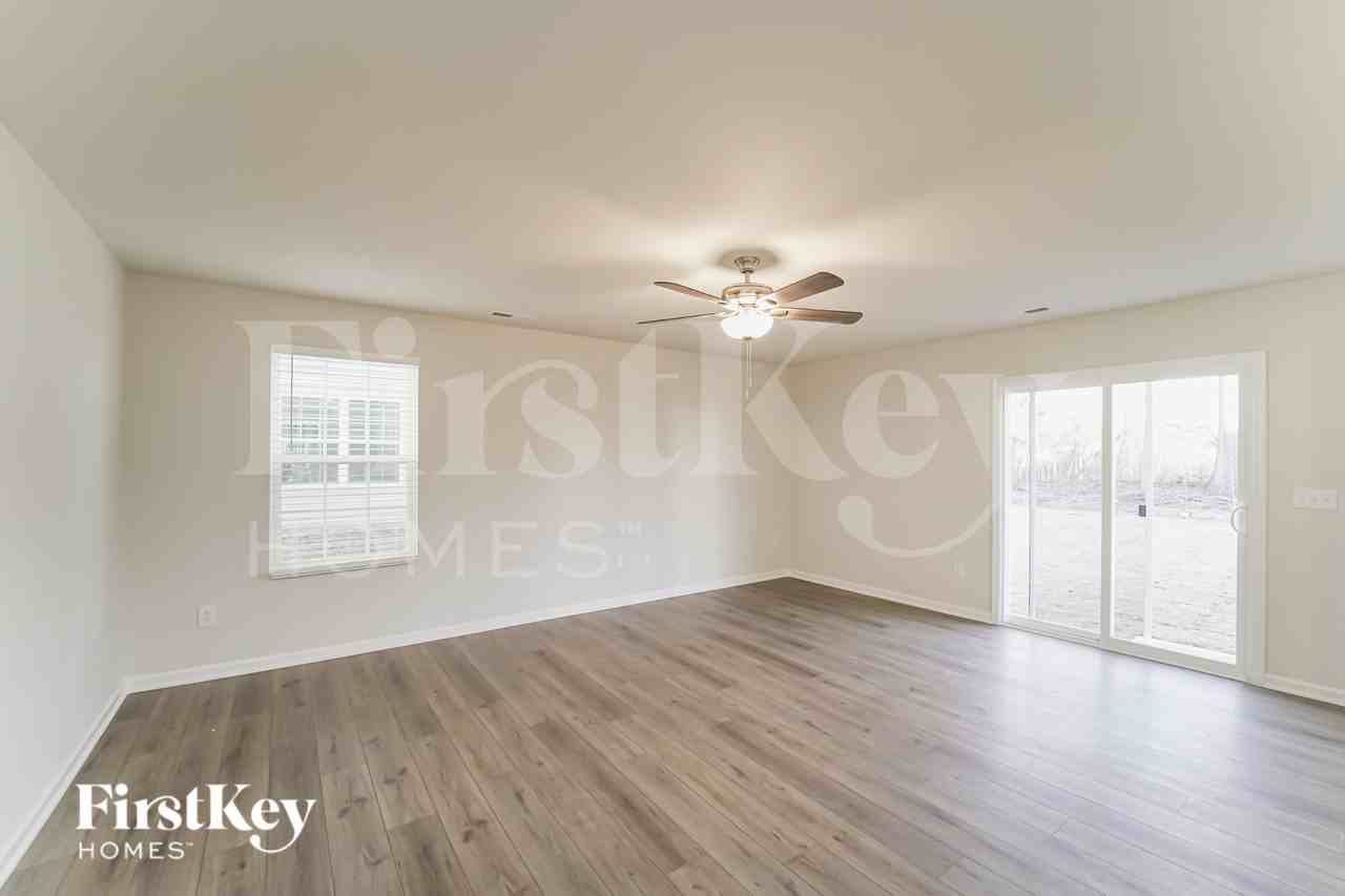 381 Hollingswood Dr - Photo 3 of 19