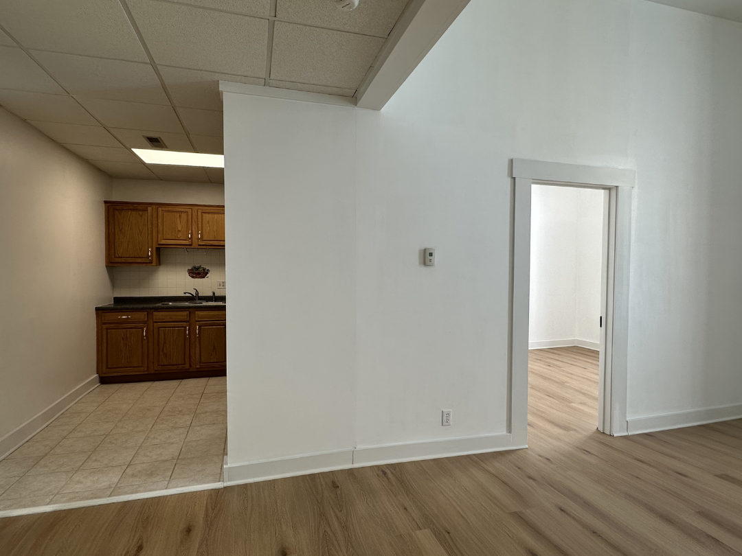 409 6th St #B - Photo 4 of 13