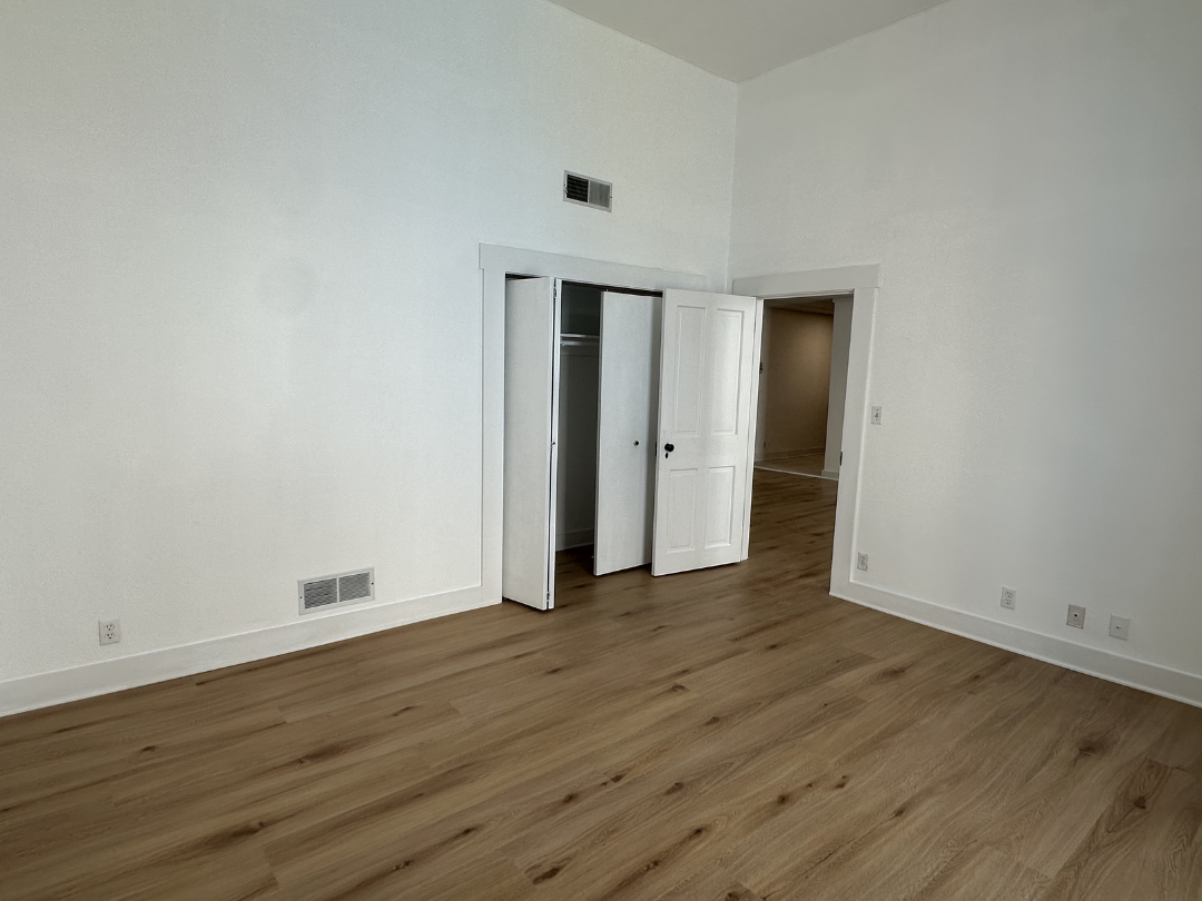 409 6th St #B - Photo 6 of 13