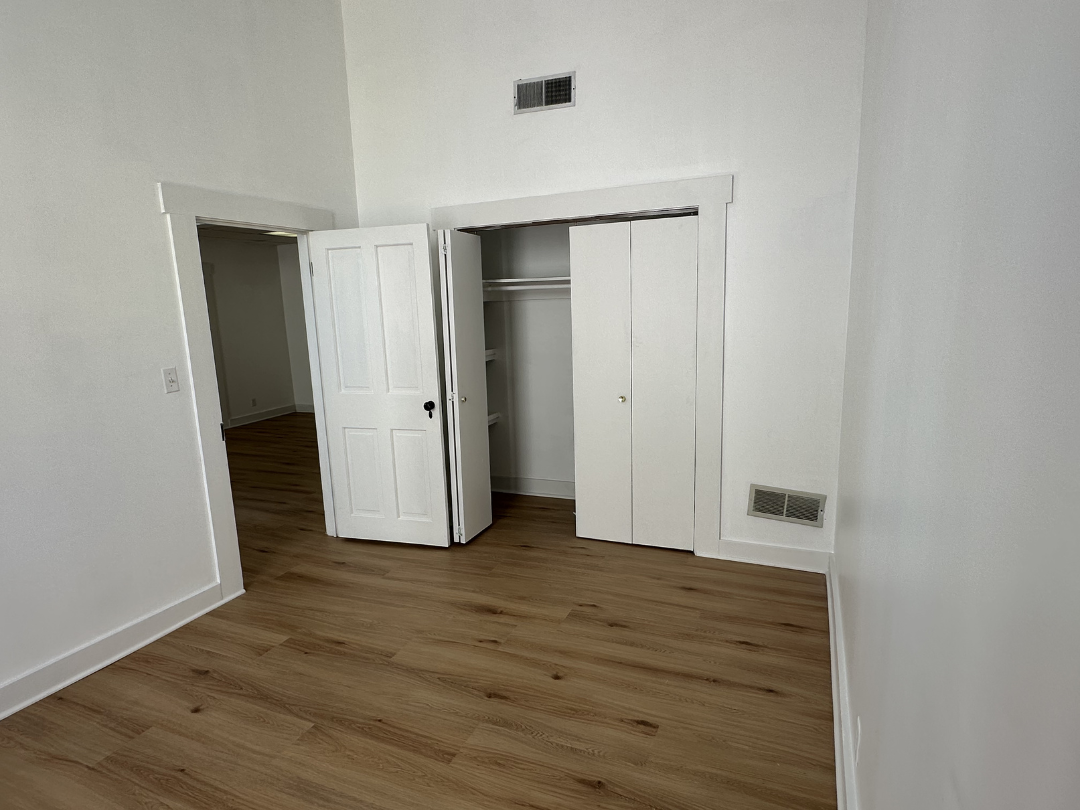 409 6th St #B - Photo 7 of 13