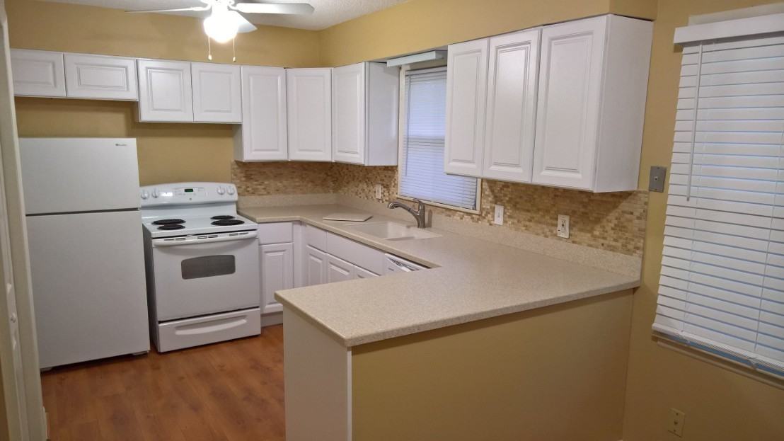 1009 W 22nd Ter - Photo 2 of 10