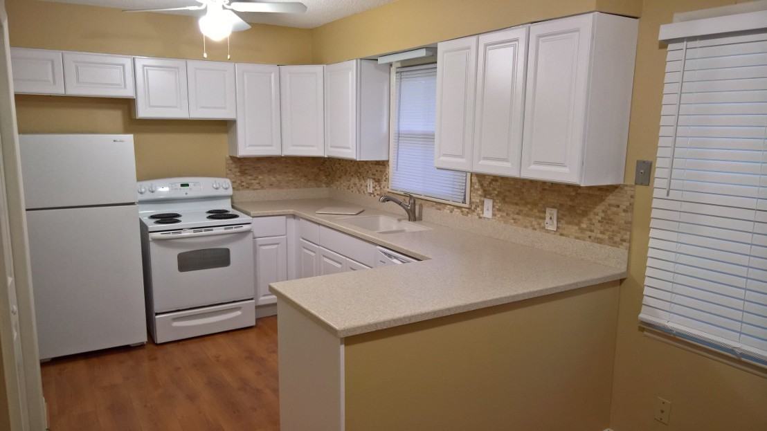 1009 W 22nd Ter - Photo 5 of 10