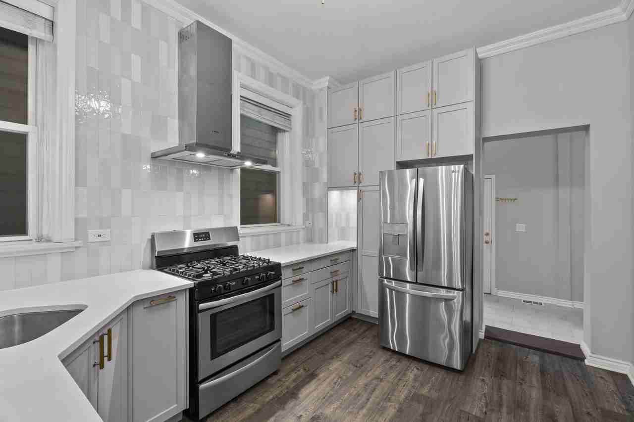 1864 N Sheffield Ave #1 - Photo 5 of 23