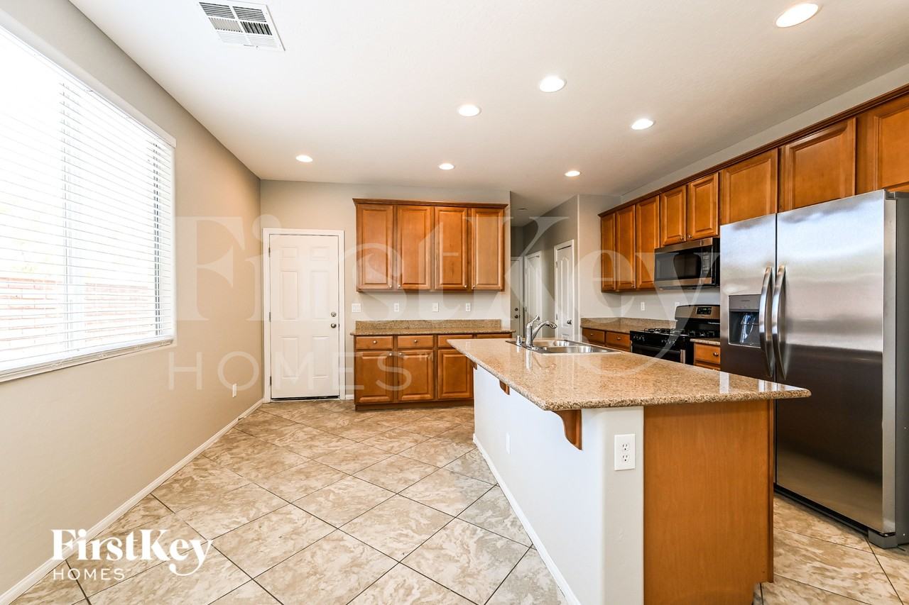 8324 Mokena Ave - Photo 4 of 15