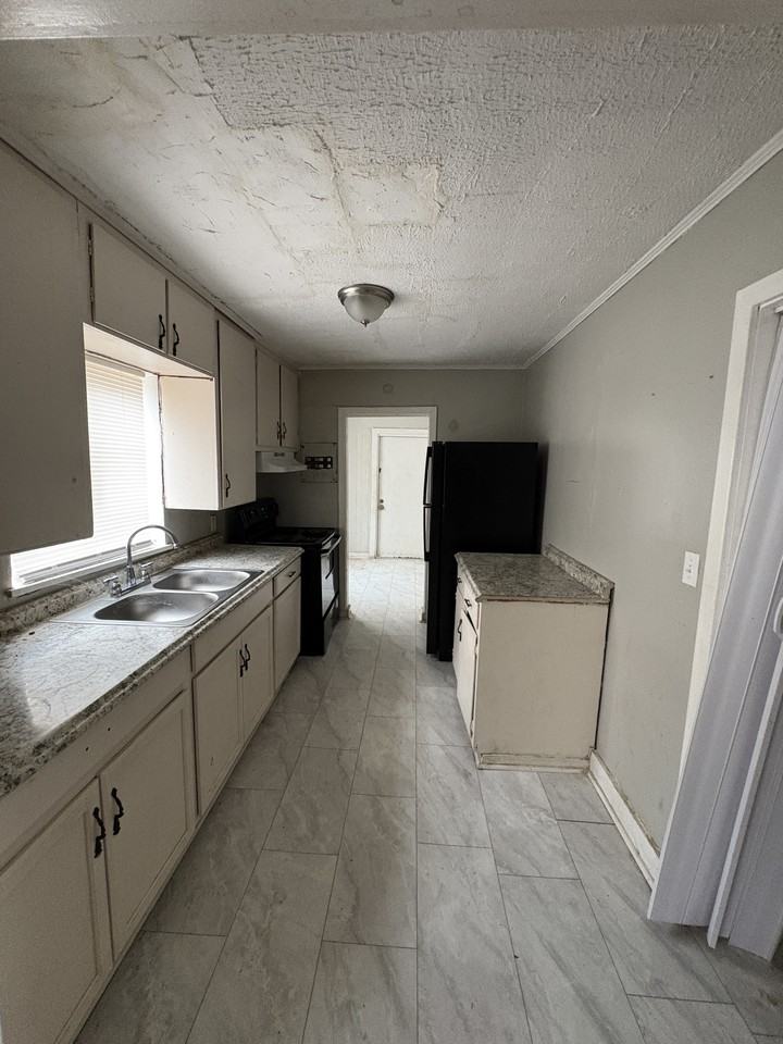 3963 S Court St - Photo 3 of 9