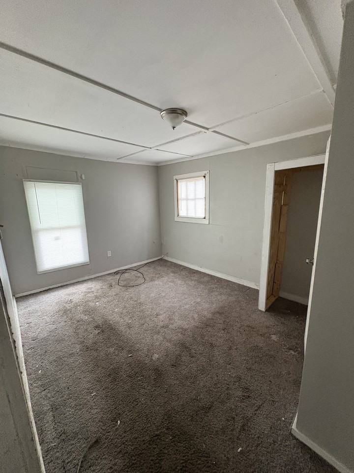 3963 S Court St - Photo 5 of 9