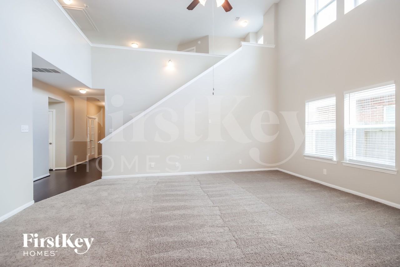 10002 Chase Ct - Photo 3 of 15