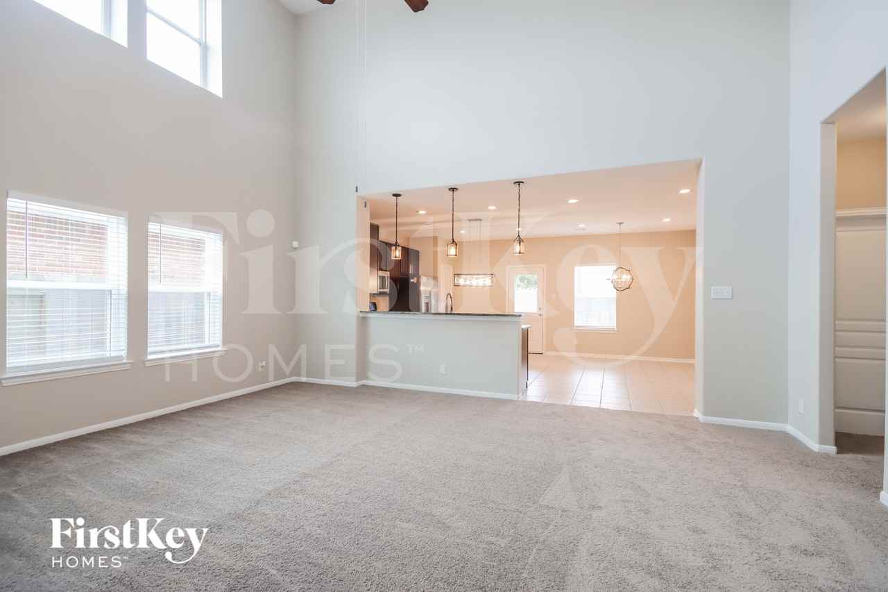 10002 Chase Ct - Photo 4 of 15