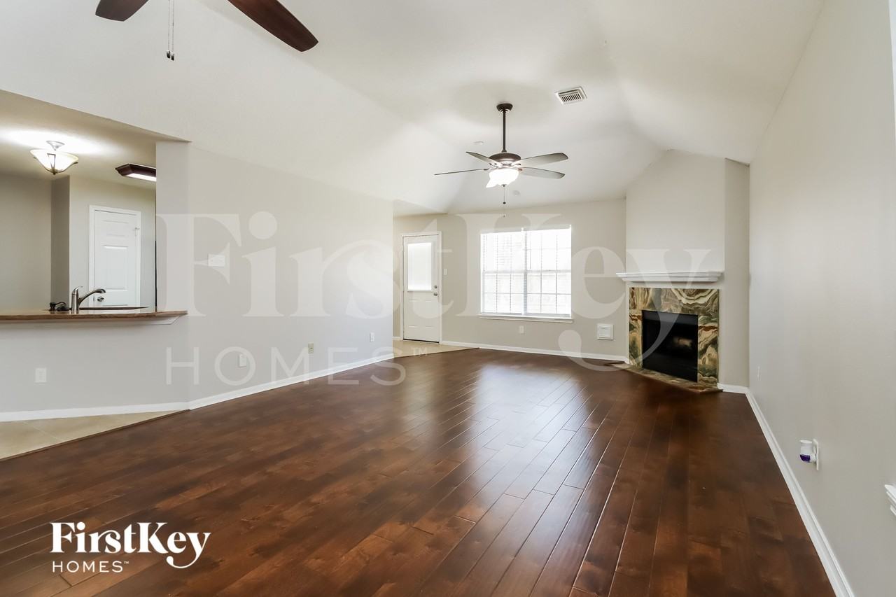 2210 Dublin Dr - Photo 3 of 15