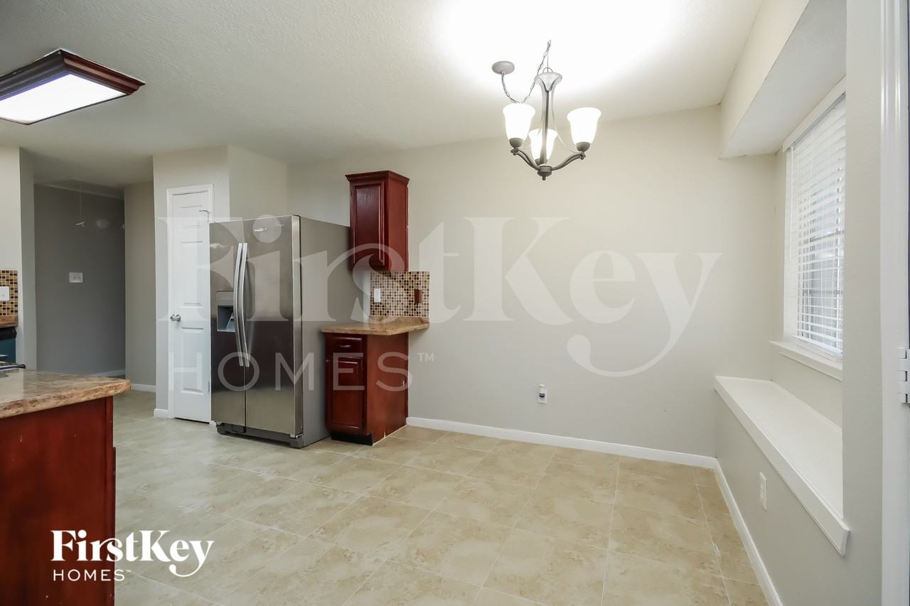 2210 Dublin Dr - Photo 4 of 15