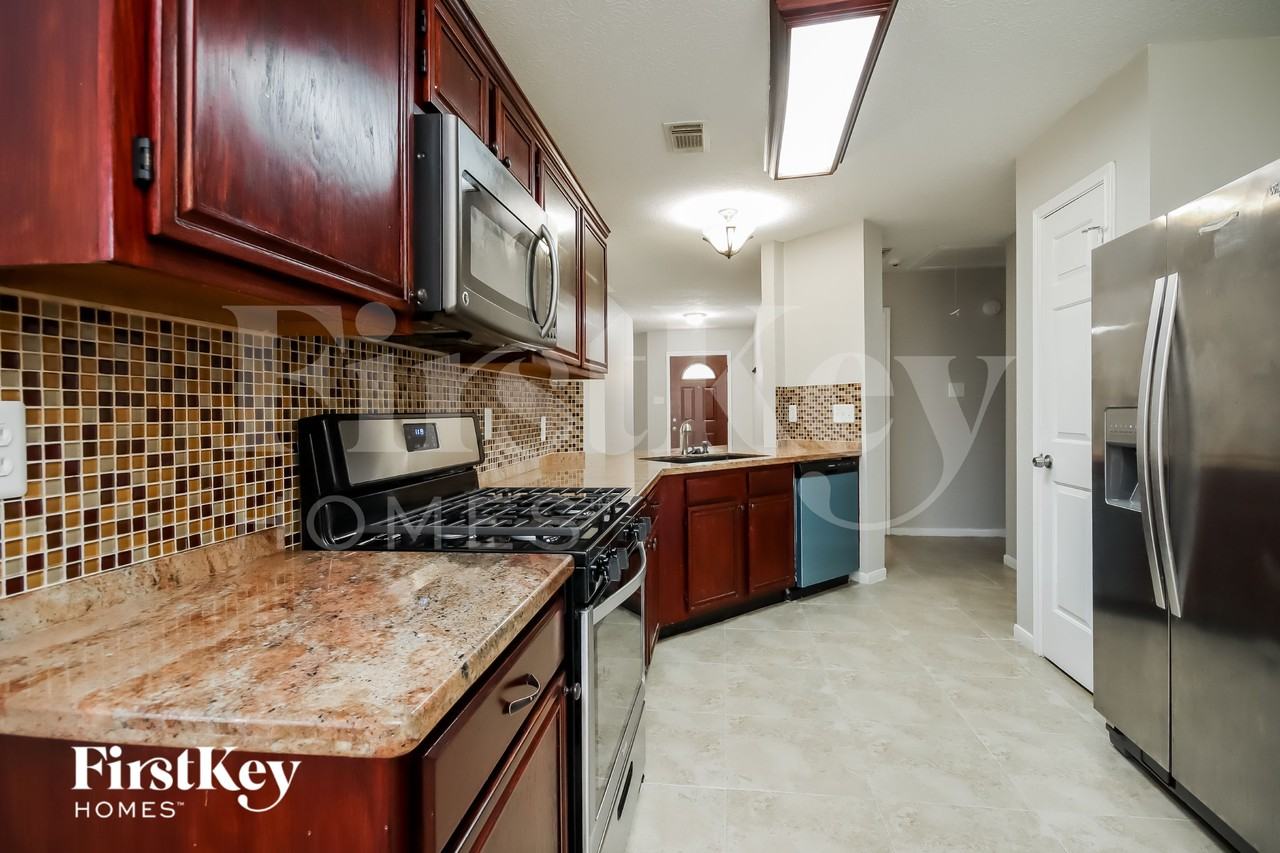 2210 Dublin Dr - Photo 5 of 15