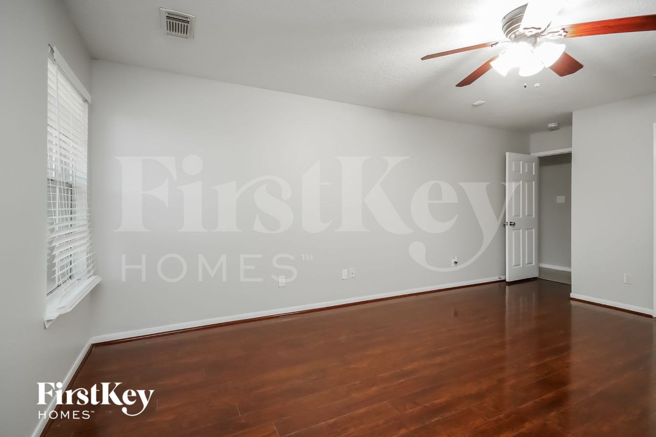 2210 Dublin Dr - Photo 7 of 15